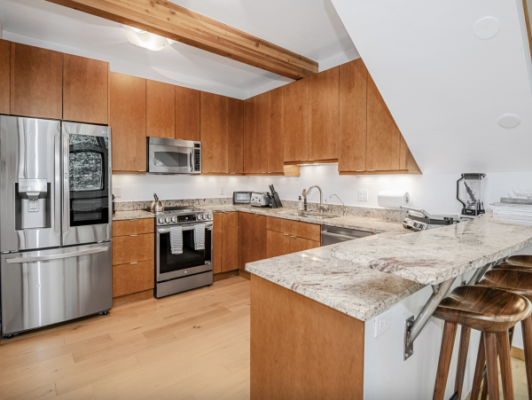 Luxury Vail Village 4 Bedroom Vacation Condo - Walk to Lifts